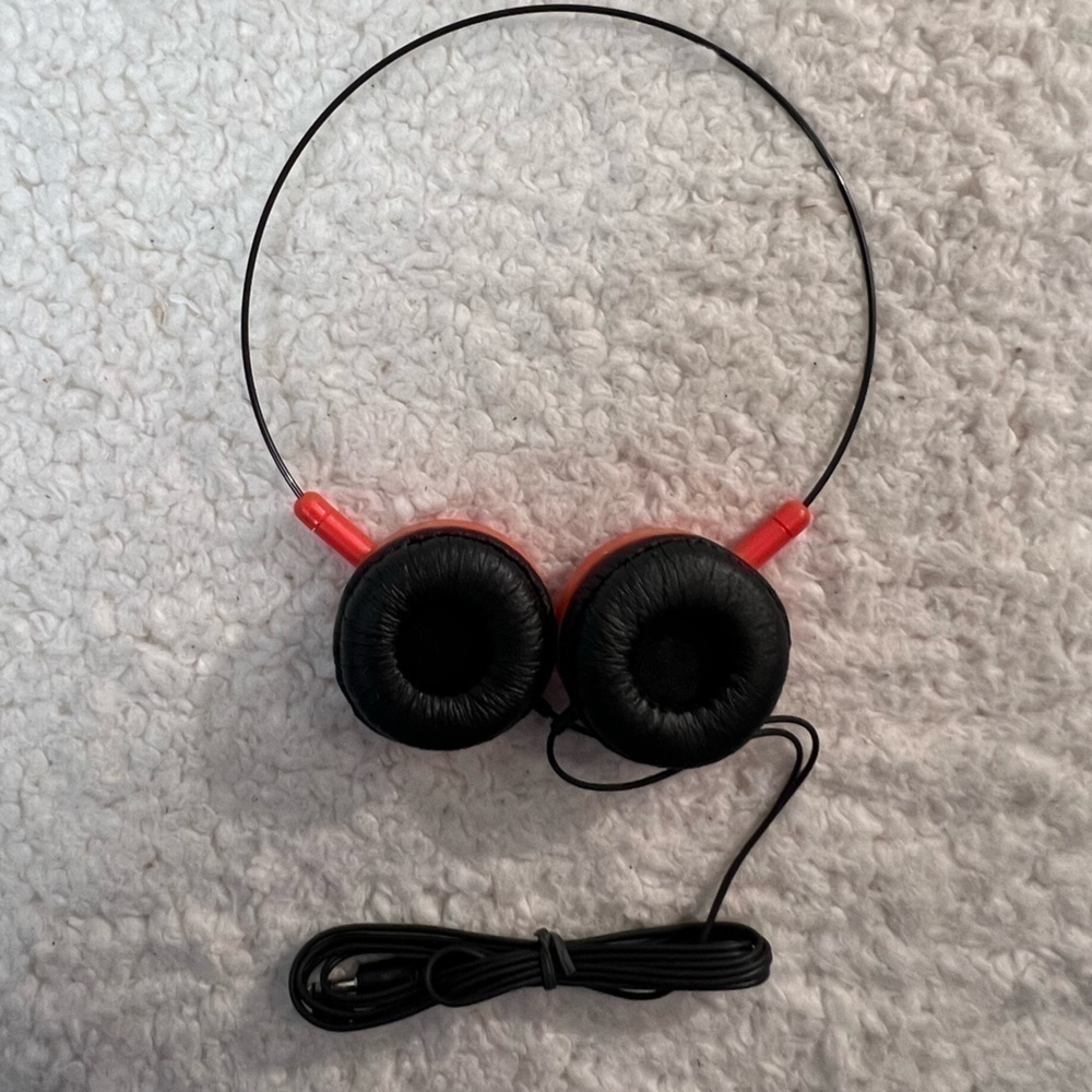 Kikkerland Wired Headphones - Picture 7 of 7